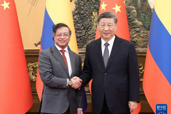 习近平会见哥伦比亚总统佩特罗